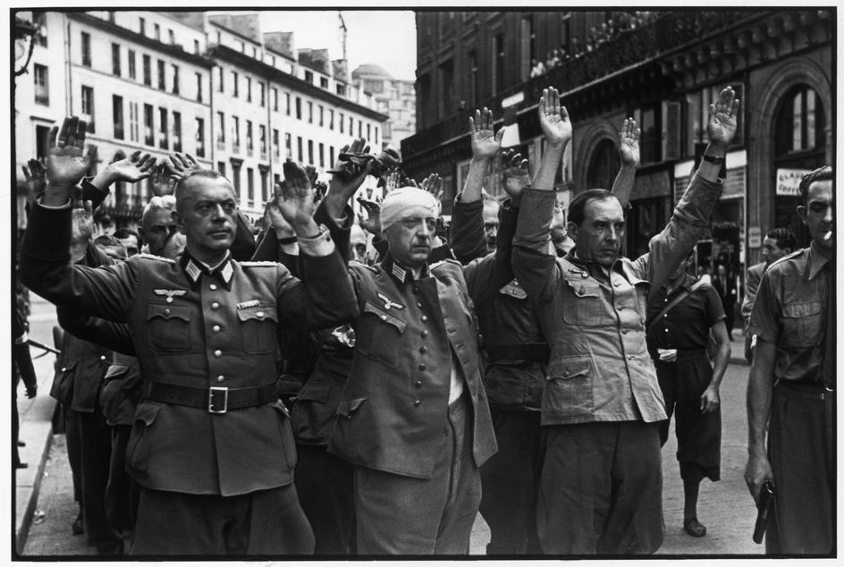 Заробљени немачки официри и војници у Паризу 1944. год.